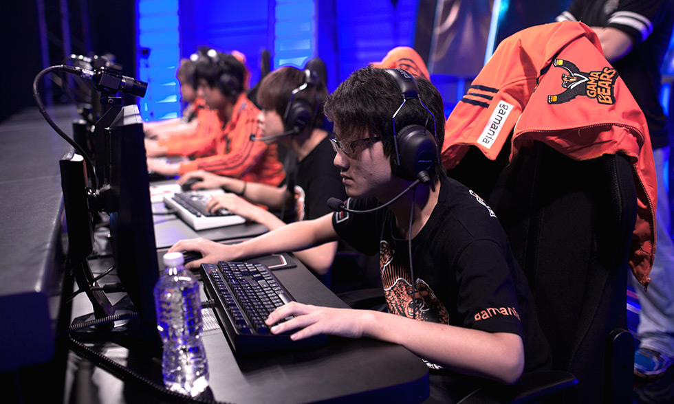 2025年英雄联盟全球总决赛上海深圳承办电竞赛事，中国电竞产业全球领先地位助推本地经济旅游发展